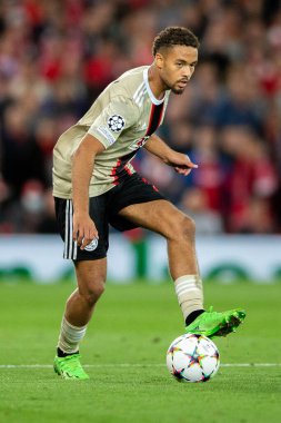 Devyne Rensch # 15 Ajax UEFA Şampiyonlar Ligi karşılaşmasında pas veriyor Liverpool - Ajax Anfield, Liverpool, İngiltere, 13 Eylül 202