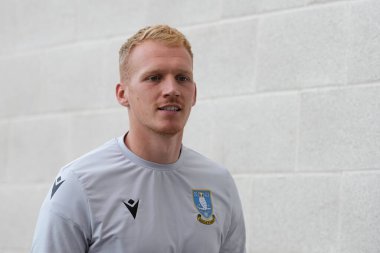 Sheffield 'den Cameron Dawson, 13 Eylül 202' de İngiltere 'nin Morecambe kentindeki Mazuma Stadyumu' nda oynanan Morecambe-Sheffield maçından önce Çarşamba günü stadyuma geldi.