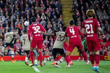 Ajax 'ın 17 numaralı Daley Blind, 13 Eylül 202' de Anfield, Liverpool 'da oynanan UEFA Şampiyonlar Ligi karşılaşmasında topa vuruyor.