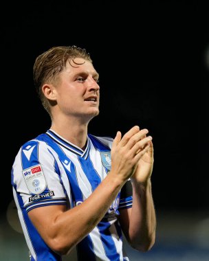 Sheffield 'den George Byers, 13 Eylül 202' de İngiltere 'nin Morecambe kentindeki Mazuma Stadyumu' nda oynanan Morecambe-Sheffield maçından sonra taraftarları selamlıyor.