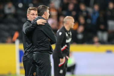 Birinci takım koçu Andy Dawson, 13 Eylül 202 'de İngiltere' nin Hull şehrindeki MKM Stadyumu 'nda oynanan Hull City-Stoke City maçında Hull City takımının teknik direktörü Shota Arveladze ile konuştu.