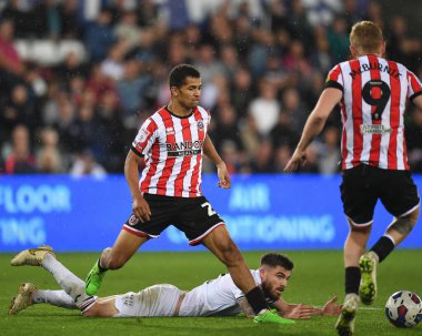 Swansea City 'den Ryan Manning 13 Eylül 202' de Swansea.com Stadyumu 'nda Sheffield City' nin Sheffield United 'a karşı oynadığı maçta Sheffield United' ın 29 numaralı oyuncusu Iliman Ndiaye 'in baskısıyla düştü.