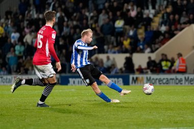 Sheffield Wednesday takımından Barry Bannan, 13 Eylül 202 'de İngiltere' nin Morecambe kentindeki Mazuma Stadyumu 'nda oynanan Morecambe - Sheffield maçında Morecambe maçında Morecambe kalesine atış yaptı.