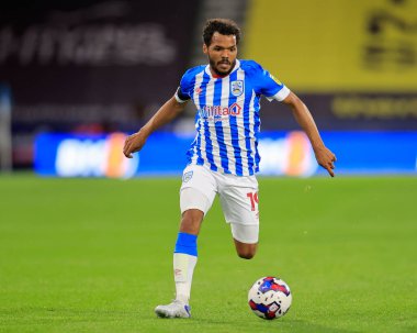 Huddersfield Town 'dan Duane Holmes 13 Eylül 202' de John Smith Stadyumu 'nda Huddersfield Town ile Wigan Athletic arasındaki Sky Bet Şampiyonası maçında topla koşuyor.