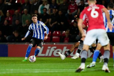 Sheffield Wednesday takımından Josh Windass, 13 Eylül 202 'de İngiltere' nin Morecambe kentindeki Mazuma Stadyumu 'nda oynanan Morecambe - Sheffield maçında üst sahada oynuyor.