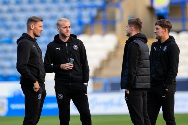 Wigan Athletic 'ten Jack Whatmough # 5 ve takım arkadaşları 13 Eylül 202' de John Smith Stadyumu 'nda Huddersfield Town - Wigan Athletic maçında sahada yürüyüş yaptılar.