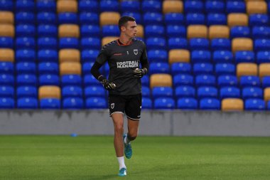 AFC Wimbledon 'dan Nik Tzanev 13 Eylül 202 tarihinde Birleşik Krallık' ın Cherry Red Records Stadyumu 'nda oynanan Sky Bet 2 karşılaşmasında maç öncesi ısınıyor.