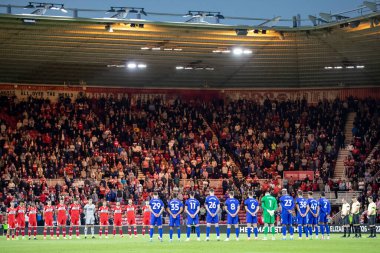 Oyuncular ve taraftarlar, geçen hafta vefat eden Kraliçe 2. Elizabeth 'in anısına bir dakikalık saygı duruşunda bulundular. Ardından Middlesbrough - Cardiff City maçı sırasında Middlesbrou, Riverside Stadyumu' nda milli marşı izlediler.