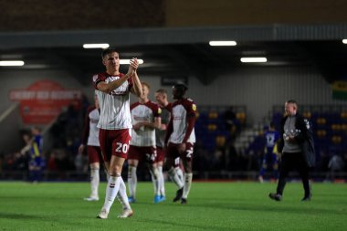 Northampton Town 'dan 20 numaralı Harvey Lintott, 13 Eylül 202' de Cherry Red Records Stadyumu 'nda oynanan Wimbledon-Northampton maçında verdiği desteği alkışlıyor.