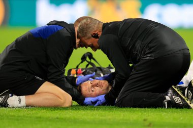 Huddersfield Town 'dan Tom Lees, 13 Eylül 202' de John Smith Stadyumu 'nda oynanan Huddersfield Town - Wigan Atletizm karşılaşmasında kafa yaralanması nedeniyle tedavi görüyor.