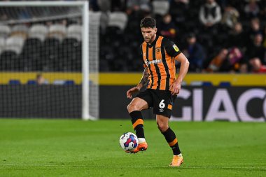 Hull City 'nin Tobias Figueiredo # 6' sı, 13 Eylül 202 'de Hull City' nin Stoke City 'e karşı oynadığı maçta dövüşüyor.