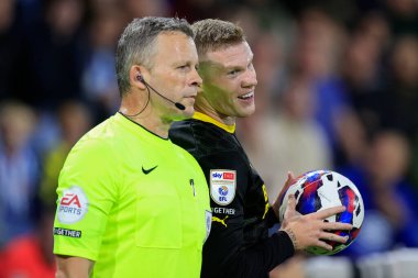 Wigan Athletic 'ten James McClean, 13 Eylül 202' de John Smith Stadyumu 'nda Huddersfield Town' a karşı Wigan Athletic maçında hakem asistanıyla konuşuyor.