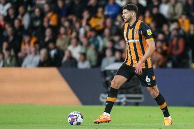Hull City 'nin Tobias Figueiredo # 6' sı, 13 Eylül 202 'de Hull City' nin Stoke City 'e karşı oynadığı maçta dövüşüyor.