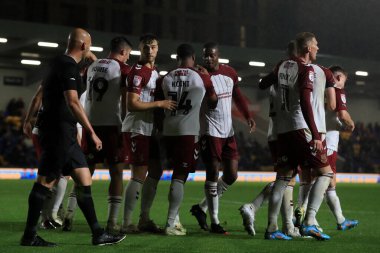 Northampton Town oyuncuları, 13 Eylül 202 'de Cherry Red Records Stadyumu, Merton, Birleşik Krallık' ta oynanan AFC Bet 2 karşılaşmasında Ryley Towler # 12 'nin attığı golü kutluyor.