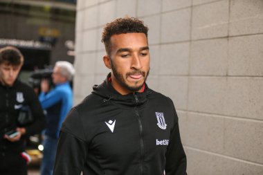 Stoke City 'den Jacob Brown # 9 numara, 13 Eylül 202' de Hull City ve Stoke City maçından önce MKM Stadyumu 'na vardı.