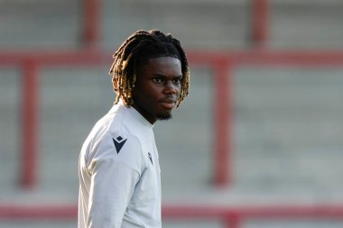 Sheffield Wednesday takımından Alex Mighten, 13 Eylül 202 tarihinde İngiltere 'nin Morecambe kentindeki Mazuma Stadyumu' nda oynanan Morecambe-Sheffield maçından önce sahada inceleme yapıyor.