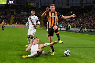 Hull City 'den Callum Elder # 3, Stoke City' nin Ben Wilmot # 16 'sı tarafından 13 Eylül 202' de MKM Stadyumu 'nda oynanan Hull City-Stoke City maçında yenildi.