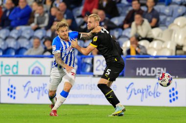 Huddersfield Town 'dan 25 numaralı Danny Ward 13 Eylül 202' de John Smith Stadyumu 'nda Wigan Atletizm Şampiyonası' nda Wigan Atletizm Şampiyonası 'nda Jack Whatmough # 5' e meydan okumaya çalışıyor.