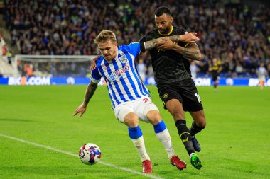 Huddersfield Town 'dan Danny Ward # 25, Wigan Athletic' in Curtis Tilt # 16 'sı tarafından 13 Eylül 202' de John Smith Stadyumu 'nda Huddersfield Town' a karşı Wigan Athletic maçında durduruldu.