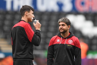 Sheffield United 'dan Reda Khadra # 11 ve Anel Ahmedhod Sheffield United 'ın 15 numarası, 13 Eylül' de İngiltere 'nin Swansea.com Stadyumu' nda oynanan Swansea City-Sheffield United maçında oynanan maç öncesi saha denetimi sırasında oynanmıştır.