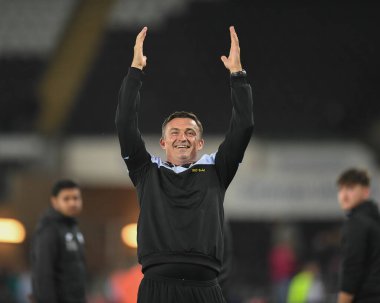 Sheffield United 'ın Paul Heckingbottom teknik direktörü 13 Eylül 202' de Swansea.com Stadyumu, Swansea.com, Birleşik Krallık 'ta oynanan Gökyüzü İddia Şampiyonası maçında gezici taraftarlarıyla birlikte maçı kutluyor.