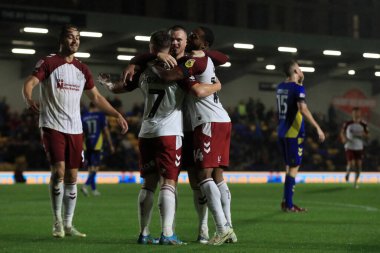 Northampton Town oyuncuları, 13 Eylül 202 'de Birleşik Krallık, Merton' daki Cherry Red Records Stadyumu 'nda oynanan AFC Wimbledon-Northampton maçında skorların yükselmesini kutluyorlar.