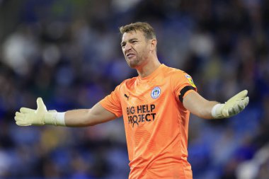 Wigan Atletizm 'den Jamie Jones 13 Eylül 202' de John Smith Stadyumu 'nda Huddersfield Town' a karşı Wigan Atletizm karşılaşmasında hakemlerin asistanına hayal kırıklığını gösteriyor.