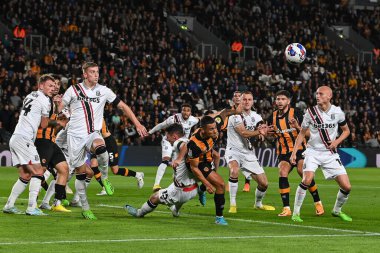 Hull City 'nin 22 numaralı Tyler Smith, 13 Eylül 202' de Hull City 'nin MKM Stadyumu' nda Stoke City 'ye karşı oynadığı Sky Bet Şampiyonası maçında top için mücadele ediyor.
