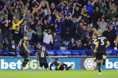 Wigan Athletic takımından Callum Lang, Wigan taraftarları önünde 13 Eylül 202 'de Wigan Stadyumu' nda Huddersfield Town 'a karşı Wigan Athletic maçında 1-2' lik skorla gol attıktan sonra kutluyor.