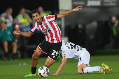 Sheffield United 'dan 29 numaralı Iliman Ndiaye, 13 Eylül 202' de Swansea City 'nin Sheffield United' a karşı oynadığı Sky Bet Şampiyonası maçında Swansea City 'den 31 numaralı Ollie Cooper' la kapışıyor.