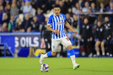 Huddersfield Town 'dan Yuta Nakayama # 33 numara Huddersfield Şampiyonası maçında Huddersfield Town, Wigan Athletic' e karşı John Smith Stadyumu, Huddersfield, Birleşik Krallık, 13 Eylül 202