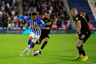 Huddersfield Town 'dan 16 numaralı Kaine Kesler-Hayden 13 Eylül 202' de John Smith Stadyumu 'nda oynanan Sky Bet Şampiyonası' nda Wigan Athletic 'in 18 numaralı Graeme Shinnie' sini geçmeye çalışıyor.