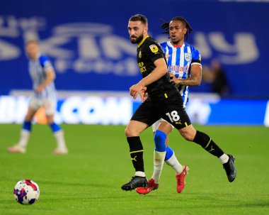 Wigan Athletic 'ten Graeme Shinnie 13 Eylül 202' de John Smith Stadyumu 'nda Huddersfield Town - Wigan Athletic maçında Huddersfield Town' dan David Kasumu # 18 'i geçmeye çalışıyor.