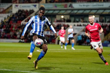 Sheffield Wednesday takımından Alex Mighten, 13 Eylül 202 'de İngiltere' nin Morecambe kentindeki Mazuma Stadyumu 'nda oynanan Morecambe-Sheffield maçında topu kontrol ediyor.