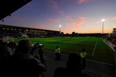 Bir Sheffield Wednesday taraftarı, 13 Eylül 202 'de İngiltere' nin Mazuma Stadyumu 'nda oynanan Gökyüzü İddia Ligi 1 maçından önce HRH Kraliçesi Elizabeth' e saygı göstermek için bir dakikalık saygı duruşunda bulunuyor.