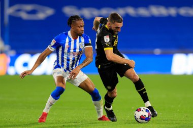 Wigan Athletic 'ten Graeme Shinnie 13 Eylül 202' de John Smith Stadyumu 'nda Huddersfield Town - Wigan Athletic maçında Huddersfield Town' dan David Kasumu # 18 'i geçmeye çalışıyor.