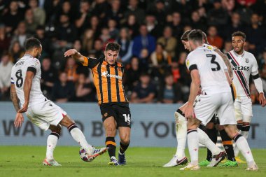 Hull City 'den Ryan Longman # 16 ve Stoke City' den Lewis Baker # 8 Sky Bet Şampiyonası karşılaşmasında top için Hull City Stoke City 'ye karşı MKM Stadyumu, Hull, Birleşik Krallık, 13 Eylül 202