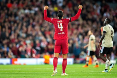 Liverpool 'dan Virgil van Dijk # 4 UEFA Şampiyonlar Ligi karşılaşmasında zaferi kutluyor Anfield, Liverpool, İngiltere' de Liverpool - 13 Eylül 202