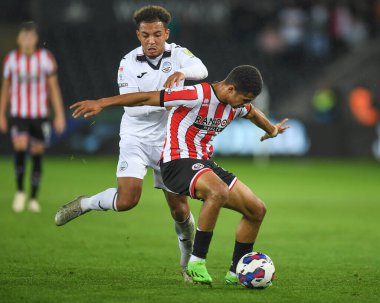 Sheffield United 'dan 29 numaralı Iliman Ndiaye, 13 Eylül 202' de Swansea City 'nin Sheffield United' a karşı oynadığı Gökyüzü İddia Şampiyonası maçında Swansea City 'den 29 numaralı Matthew Sorinola' yı defetti.