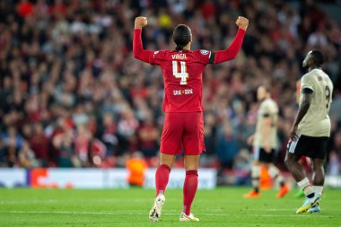 Liverpool 'dan Virgil van Dijk # 4 UEFA Şampiyonlar Ligi karşılaşmasında zaferi kutluyor Anfield, Liverpool, Birleşik Krallık' ta Liverpool - Ajax maçı, 13 Eylül 202