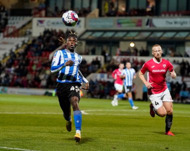 Sheffield Wednesday takımından Alex Mighten, 13 Eylül 202 'de İngiltere' nin Morecambe kentindeki Mazuma Stadyumu 'nda oynanan Morecambe-Sheffield maçında topu izliyor.