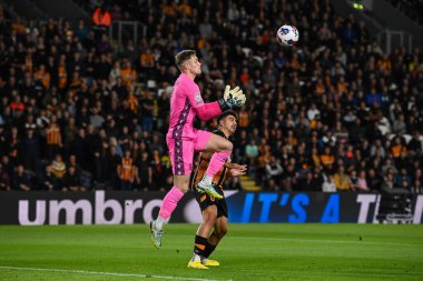 Stoke City 'den Josef Bursik topu Hull City' nin 7 numaralı Ozan Tufan 'ının önünde Hull Bet Şampiyonası maçında Stoke City' ye karşı MKM Stadyumu, Hull, Birleşik Krallık 'ta 13 Eylül 202' de oynanan maçında üstlendi.