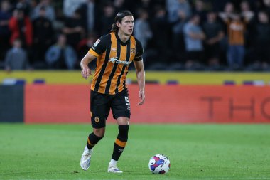 Hull City 'den Alfie Jones 13 Eylül 202' de Hull City 'nin MKM Stadyumu' nda Stoke City 'ye karşı oynadığı Sky Bet Şampiyonası maçında iş başında.