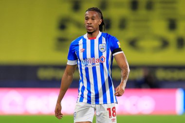 Huddersfield Town 'dan David Kasumu # 18. Huddersfield Şampiyonası maçında Huddersfield Town, Wigan Athletic' e karşı John Smith Stadyumu, Huddersfield, Birleşik Krallık, 13 Eylül 202