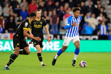 Huddersfield Town 'dan Tino Anjorin 13 Eylül 202' de John Smith Stadyumu 'nda Huddersfield Town ile Wigan Athletic arasındaki Gökyüzü İddia Şampiyonası maçında saldırıya uğradı.