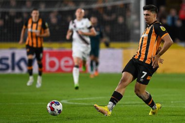 Hull City 'den 7 numaralı Ozan Tufan, 13 Eylül 202' de Hull City 'nin Stoke City' e karşı oynadığı maçta pas veriyor.