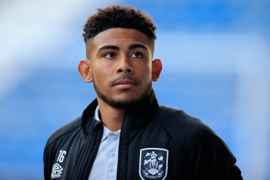 Huddersfield Town 'dan Kaine Kesler-Hayden 13 Eylül 202 tarihinde John Smith Stadyumu' nda oynanan Huddersfield Town - Wigan Athletic maçında maç için geliyor.