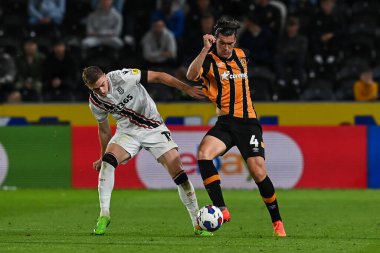 Hull City 'den Jacob Greaves # 4 ve Stoke City' den Liam Delap # 17, Stoke City maçında Hull City Stoke City 'ye karşı 13 Eylül 202' de MKM Stadyumu 'nda top mücadelesi verdi.