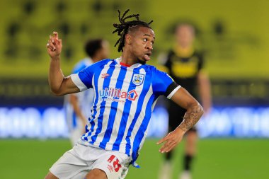 Huddersfield Town 'dan David Kasumu # 18. Huddersfield Şampiyonası maçında Huddersfield Town, Wigan Athletic' e karşı John Smith Stadyumu, Huddersfield, Birleşik Krallık, 13 Eylül 202