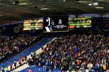 Huddersfield taraftarları, 13 Eylül 202 'de John Smith Stadyumu' nda Huddersfield Town 'a karşı Wigan Athletic' in oynadığı Gökyüzü İddia Şampiyonası maçında Kraliçe için saygı duruşunda bulundular.